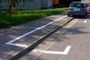 Správne označené miesto pre parkovanie vozidiel na chodníku