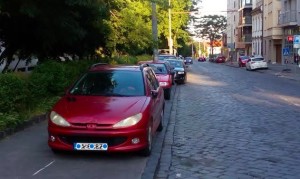 Parkovanie na Námestí slobody v Bratislave, pri budove STU